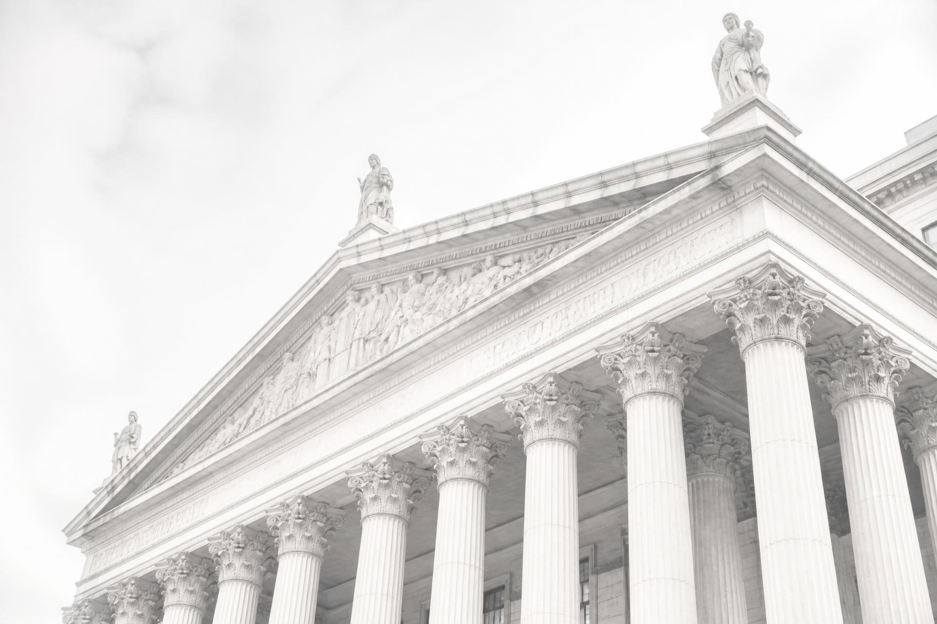 Fachada de un tribunal supremo de Nueva York con columnas de estilo neoclásico